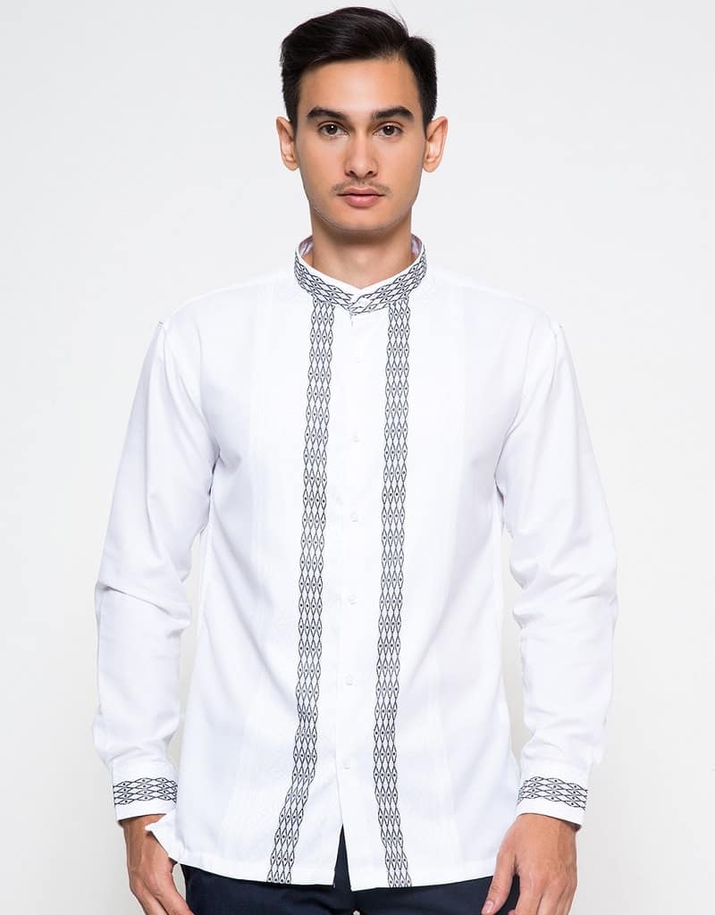 baju koko putih aksen batik di depan dan ujung lengan