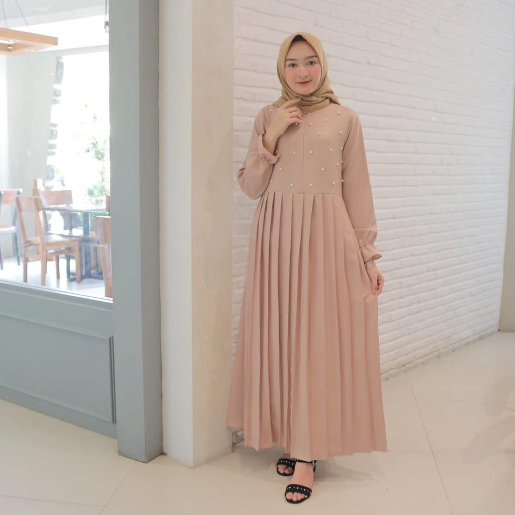 gamis muslimah terbaru warna peach dengan plisket