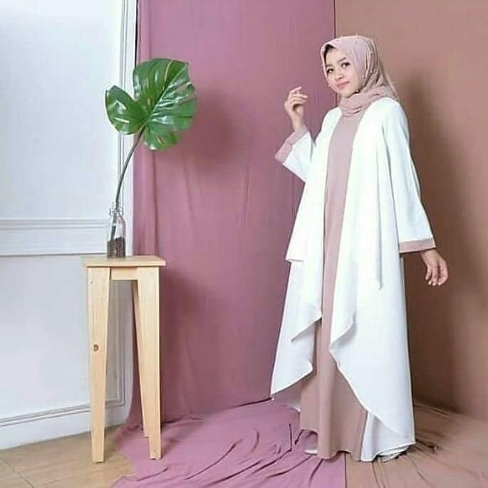 Busana Muslim Terusan Putih dengan Warna Lembut Nan Anggun