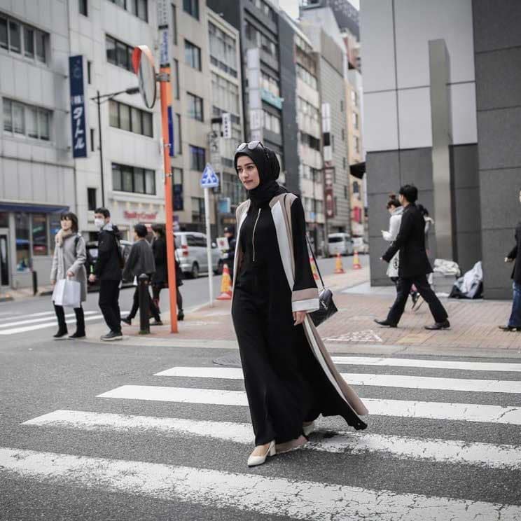 Model Baju Syari Pesta dengan Perpaduan Long Outer Simple