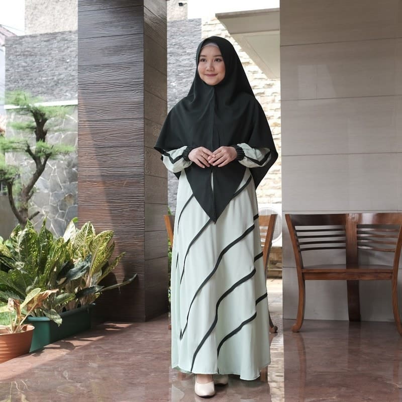 gamis muslimah dengan motif garis-garis