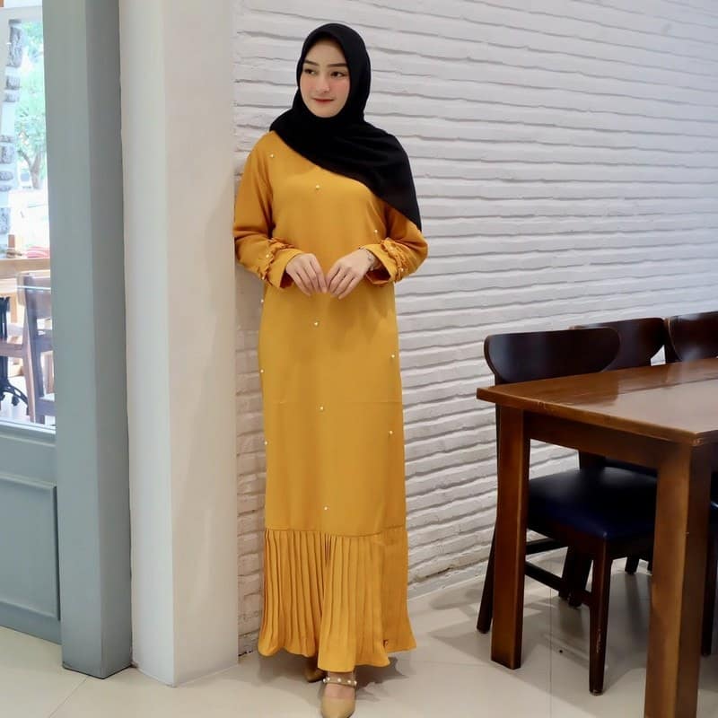 gamis muslimah desain plisket di bagian bawah gamis