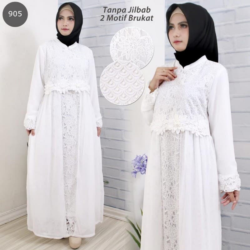 melengkapi gamis putih dengan kerudung hitam